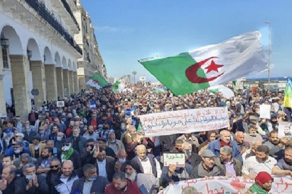 تظاهر آلاف الجزائريين في 