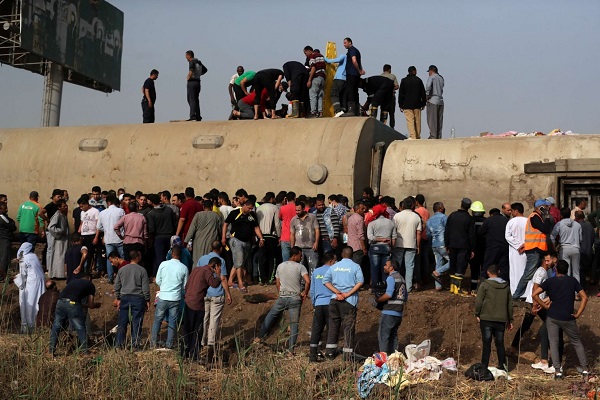 مصرع 11 شخصا وإصابة  98  اخرين في حادث انقلاب قطار ركاب شمالي مصر