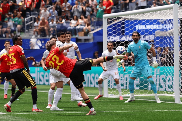 منتخب الشياطين الحمر يعجز عن تخطي عقبة نظيره الإيراني
